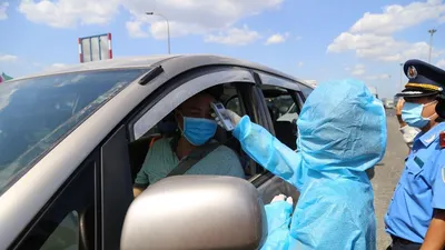 COVID-19: CSGT kiểm tra y tế hàng ngàn xe vào TP.HCM