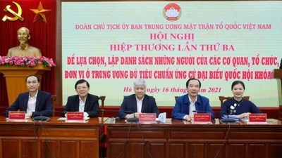 Chủ tịch UBTƯ MTTQ Việt Nam Đỗ Văn Chiến cùng các vị trong Ban Thường trực chủ trì Hội nghị . Ảnh: mattran.org.vn