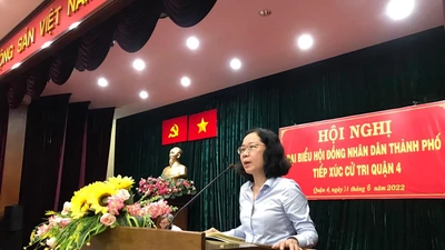 Người dân lo giá xăng tăng kéo giá các mặt hàng thiết yếu tăng theo