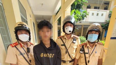 TP.HCM: 3 thanh niên trộm xe máy cùng lao xuống kênh để trốn CSGT