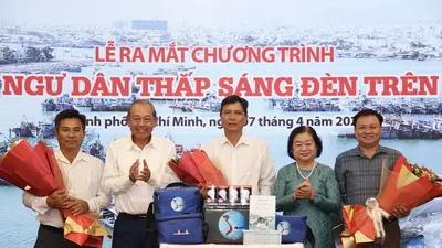 Lễ ra mắt chương trình 'Cùng ngư dân thắp sáng đèn trên biển'