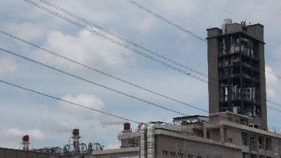 Tạm giữ 2 xe đầu kéo chở hàng ngàn lít chất thải nguy hại