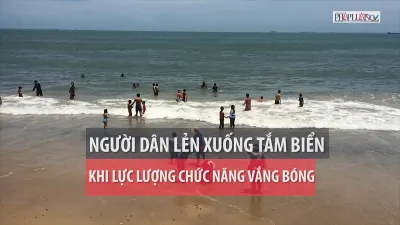 Người dân lẻn xuống tắm biển khi vắng lực lượng chức năng