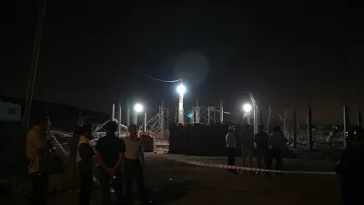 Người dân hiếu kỳ kéo đến hiện trường vụ sập tường ở Đồng Nai