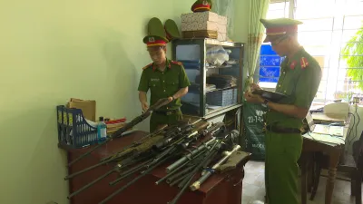 Đi từng ngõ, gõ từng nhà vận động dân giao nộp vũ khí