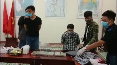 Bắt quả tang 2 người vận chuyển trái phép 6 bánh heroin