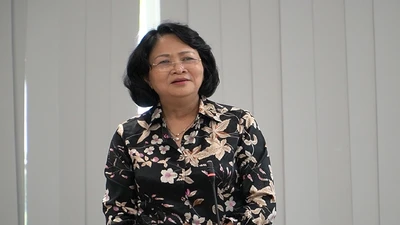 Phó Chủ tịch nước xúc động khi thăm hai bé Trúc Nhi- Diệu Nhi