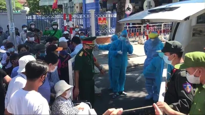 Đà Nẵng: Nhiều bệnh nhân chạy thận đứng chờ ngoài khu cách ly