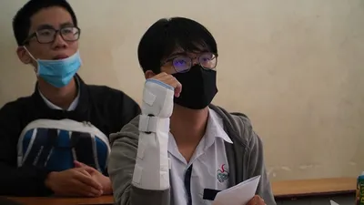 Bị chấn thương ở tay phải nhưng vẫn quyết tâm đi thi THPT