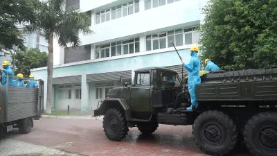 Quân đội phun hóa chất khử khuẩn tại Bệnh viện C17 Đà Nẵng