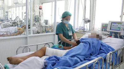 Người đàn ông bị rắn hổ mang chúa cắn còn phải thở máy