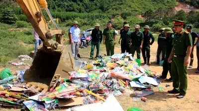 Nghệ An: Tiêu hủy 100 dao kiếm, súng tự chế các loại 