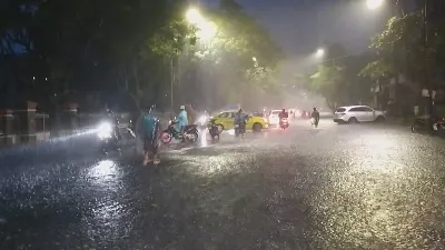 Huế: Mưa lớn, nước dâng cao khiến nhiều xe chết máy hàng loạt 