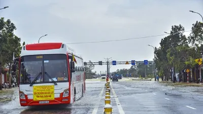 Huế: Hàng loạt phương tiện mắc kẹt trên quốc lộ 1A do ngập sâu