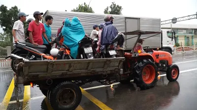 Kiếm tiền triệu khi dùng máy cày đưa người qua vùng ngập nước