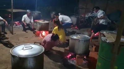 Người dân Đắk Lắk gói bánh tét hỗ trợ bà con miền Trung 