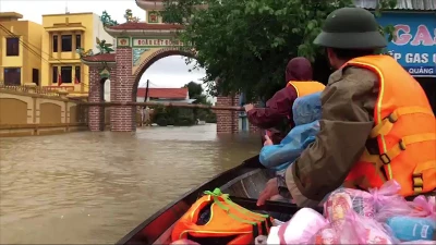 Khẩn trương hỗ trợ dân Quảng Bình kẹt trong lũ 