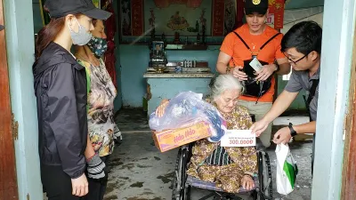 Người dân nghẹn ngào nhìn cảnh nhà tan hoang sau lũ