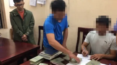 Video: Bị bắt khi ôm 12 bánh heroin đi tiêu thụ 