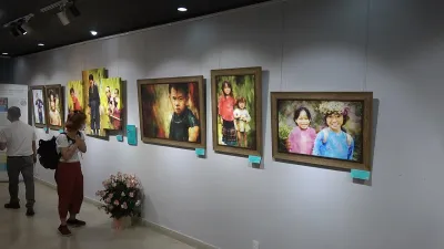 Video: Tặng tác quyền 8 bức tranh cho quỹ Thư viện và ước mơ 