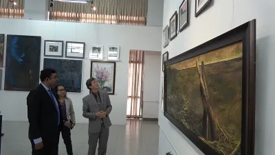 Video: Vẽ tranh gây quỹ giúp người bị ảnh hưởng bởi COVID-19