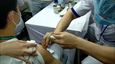 Video: 100 y, bác sĩ BV Nhiệt đới được tiêm vaccine COVID-19 