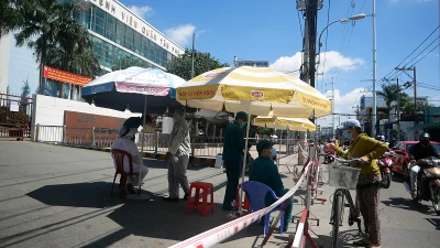 Video: Bệnh viện quận Tân Phú bị phong tỏa do COVID-19