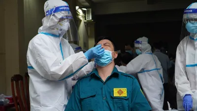 Video: 150 người trong tổ bầu cử phải xét nghiệm COVID-19 