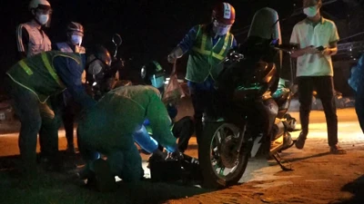 Video: 'Đội quân' sửa xe miễn phí cho người dân về quê tránh dịch