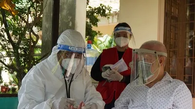 Video: TP Thủ Đức tiêm vaccine tận nhà cho gia đình có người lớn tuổi