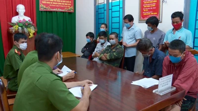 Video: Xử lý nhóm người tụ tập ăn nhậu bất chấp lệnh giãn cách xã hội