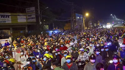 Video: Hàng ngàn người ở TP.HCM tự phát về miền Tây