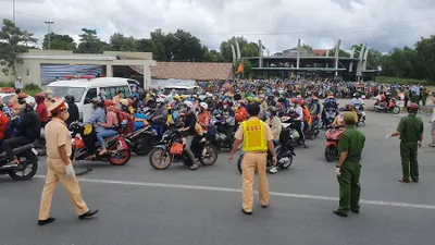 Video: Khoảnh khắc đẹp của Công an Cà Mau khi đón người dân về quê tránh dịch