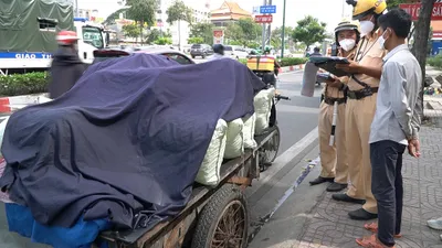 Video: Bị CSGT phạt, tài xế bỏ luôn xe 3 bánh