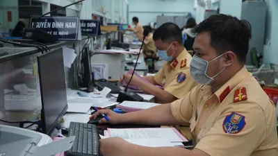 Video: CSGT túc trực ngày đêm cấp đổi biển số vàng cho người dân