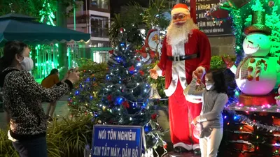 Video: Giáng sinh trầm lặng tại những xóm đạo ở TP.HCM