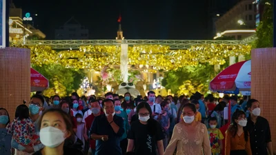 Video: Người dân chen chân du xuân đường hoa Nguyễn Huệ ngày khai mạc