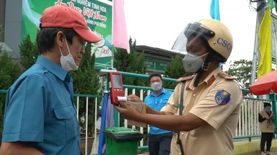 Video: CSGT TP.HCM tăng cường kiểm tra nồng độ cồn, chất kích thích với tài xế xe buýt