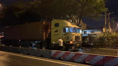 Video: Đi ngược chiều trong làn ô tô, nam thanh niên bị xe container tông tử vong