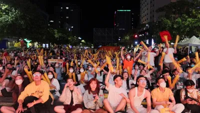 Video: Người hâm mộ đội tuyển U23 Việt Nam ‘rực lửa’ tại phố đi bộ Nguyễn Huệ