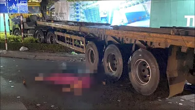 Video: Xe đầu kéo va chạm xe máy khiến 2 anh em ruột tử vong 