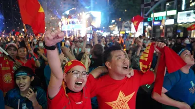 Video: Hàng ngàn người dân TP.HCM vỡ oà khi U23 Việt Nam được vào chung kết