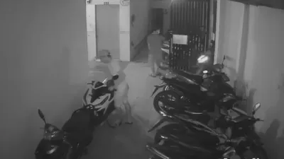 Video: Thanh niên lén đi theo người thuê trọ, đột nhập vào trong trộm xe máy