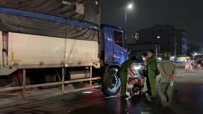Video: 2 mẹ con thương vong sau va chạm với xe tải