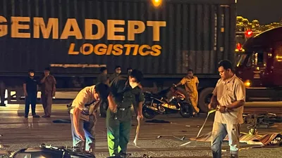 Video: 2 xe máy va chạm, 3 người thương vong trên xa lộ Hà Nội