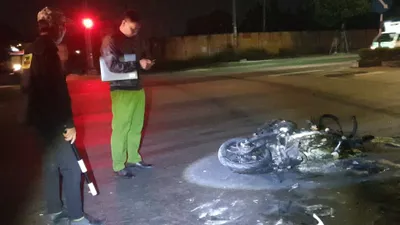 Video: Xe máy bốc cháy dữ dội sau va chạm với container