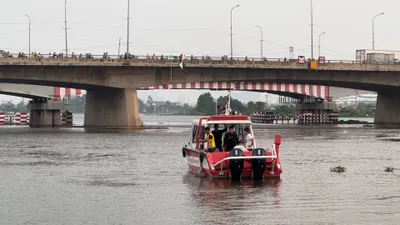 Video: Đang nhậu thấy nóng nực nên xuống sông tắm, một người mất tích