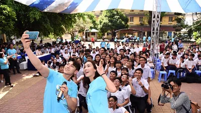 Isaac, Ái Phương “seo-phi” cùng hàng ngàn học sinh