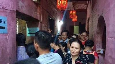 Biển người đổ về chùa trăm tuổi cầu may vía Thần Tài