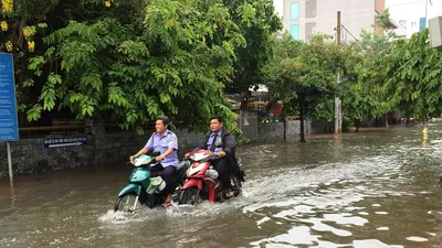 Dân Thảo Điền lại chật vật lội nước sau mưa đêm